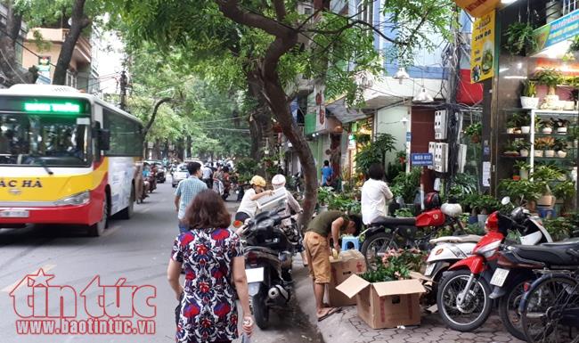 Lấn chiếm vỉa hè, đỗ xe sai quy định phổ biến nhiều tuyến phố Hà Nội ảnh 9
